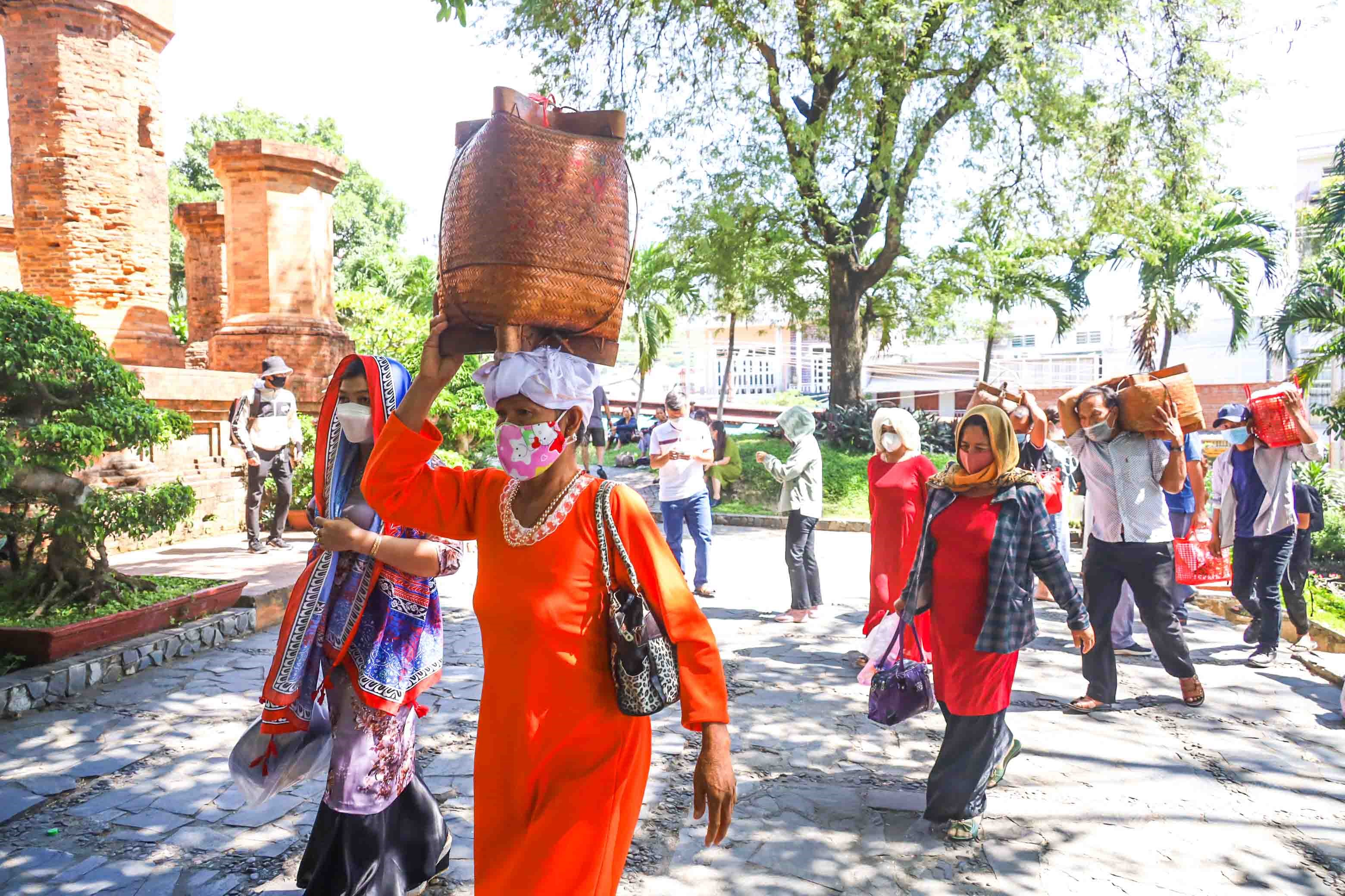 dong-bao-cham-o-tinh-ninh-thuan